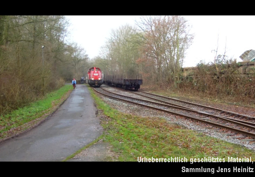 Bf Blumendorf 261-049 rangiert Flachwagen 13-Dez-2016